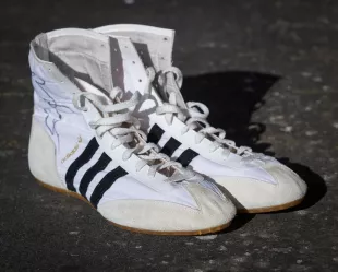Zapatillas Adidas vintage usadas por Freddie Mercury (Rami Malek) en la película Bohemian | Spotern