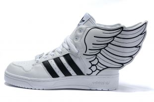 Zapatillas Adidas White Wings de Eggsy (Taron Egerton) en Kingsman: Service | Spotern