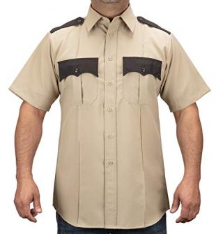 The beige shirt with short sleeves of sheriff Rick Grimes (Andrew Lincoln)  in The Walking Dead