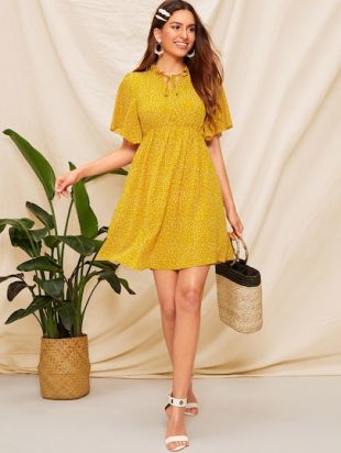 Robe à pois avec manches papillon et nœud