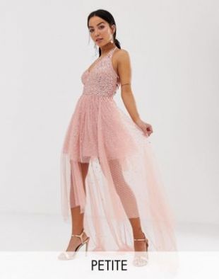 Robe de bal rose ornementée avec col bénitier et traîne