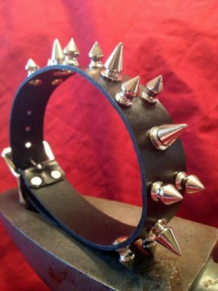 Collier de cuir large dopés avec Double rangées de pointes de petites et moyennes