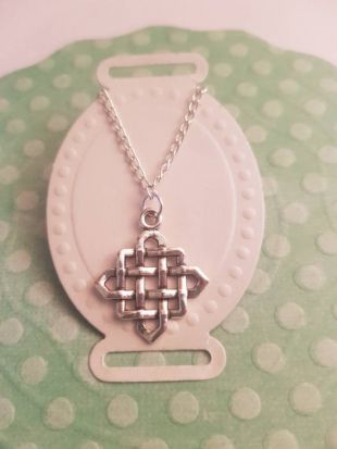 Noeud celtique, collier croix celtique. Collier de Outlander. Frais de port large dans le monde.
