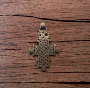 Vintage Boho, Tribal, éthiopienne copte Cast Croix 2 11/16' » par 1 3/4" de large avec le travail de noeud entrelacés, percée Design symbolisant l’éternité