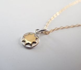 Petit soleil mixte collier délicat en métal, Bronze, argent Sterling, or 14 carats rempli de chaîne, pendentif Charm