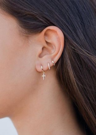 Avec croix de pierres créoles