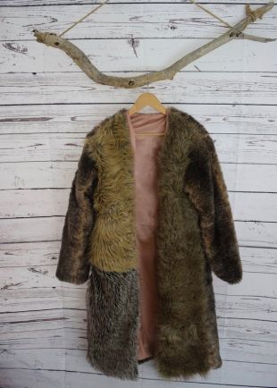 Un d’un genre patchwork fausse fourrure midi manteau doublé en satin de coton or rose.