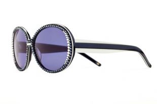 Noir blanc autour des lunettes de soleil surdimensionnées avec des nuances de pourpres bleuâtres et cristaux de Swarovski de couleur complémentaire