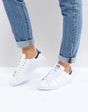 Sneakers flat white worn by Louis Tomlinson in his video clip, Two