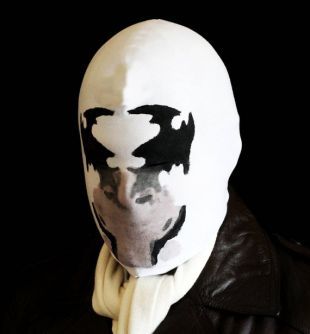 Masque de Rorschach avec de vrais taches d’encre en mouvement