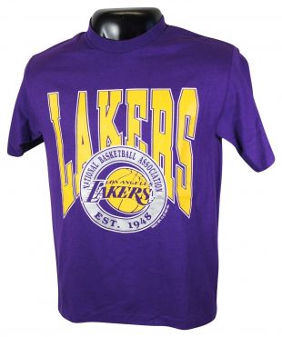 Camiseta morada de Karen Flores (René Russo) de Los Angeles Lakers