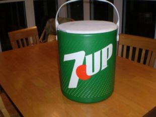 VINTAGE 7UP COOLER 13 X 20 IN GOOD CONDITION PLASTIC NOT METAL $20.00