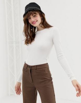 Monki Top ras de cou côtelé en Blanc cassé