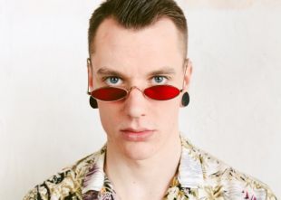 Lunettes de soleil étroite de Style rétro avec lentille rouge. Vintage des années 80 Style teinté rouge Slim ovale lunettes de soleil homme lunettes de soleil métal lunette de soleil