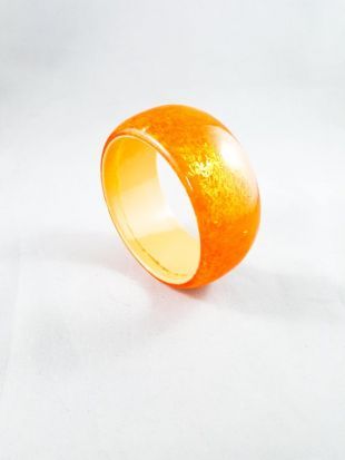 Superbe bracelet acrylique en Orange avec intérieur crème et l’éclat rouge enrobée