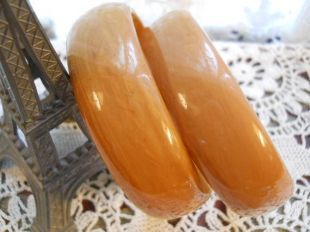 Vintage des années 1930 bel ensemble Rare marbré tourbillon caramel Caramel Art déco en marbre en bakélite Bangle Bracelet paire Orange ambre Celestine