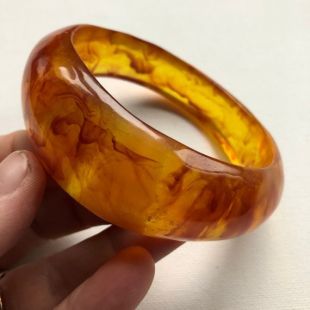 Bracelet   swirly marbré ambre orange jaune lucite bracelet en plastique design rétro