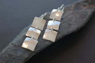 Boucles d’oreilles en argent sterling. Martelé Triple boucles d’oreilles. « Trois boucles d’oreilles carrées ».