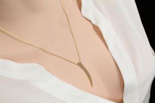 Collier or tusk, maigre défense long, collier en corne Simple défense, délicat collier, collier, pendentif corne en or, collier bohémien chic