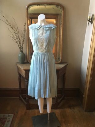 Vintage robe bleu pâle avec des détails en dentelle colorée et col Claudine
