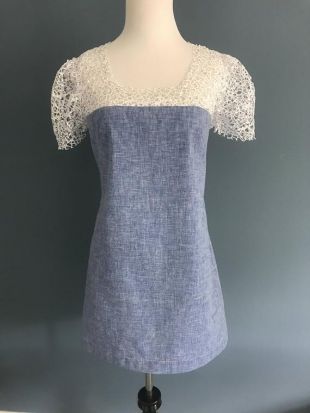 Robe en dentelle et coton bleu