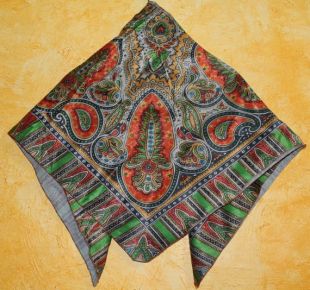Châle soviétique. Echarpe soviétique. châle de polyester. Style ukrainien. Foulard de tête avec des fleurs. foulard Vintage vert avec des fleurs. Bandana. Babouchka