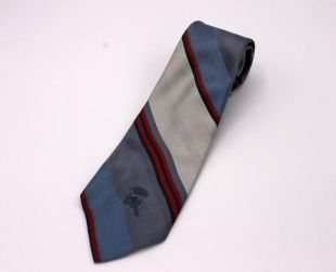Cravate à rayures Vintage comtesse Mara lumière bleu et gris avec une fine rayure rouge
