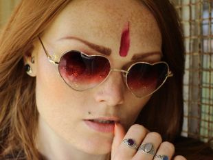 70 's style dégradé rouge bordeaux fade coeur en forme de lunettes de soleil avec cadre en or
