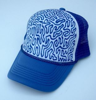 Chapeau de camionneur abstrait, moderne, original, à la main peint ligne bleu royal sur chapeau de camionneur bleu royal