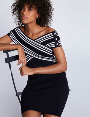 Robe courte ajustée à rayures et bijoux