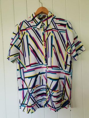 Coloré abstrait linéaire 80 ' s New Wave qui se boutonne Tshirt taille M