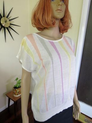 Light vintage des années 80 en tricot haut avec beau pastel rétrécissement des lignes sur le devant