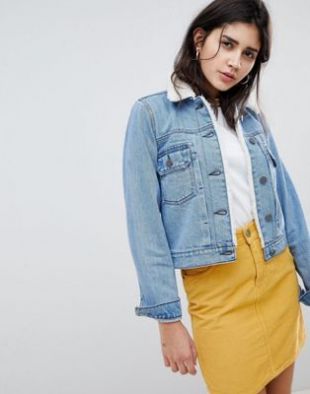 Asos Veste rétrécie en jean avec col en imitation peau de mouton en Bleu délavé moyen