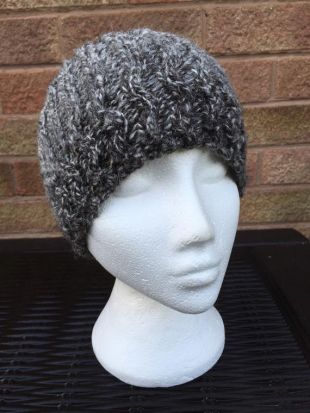 Bonnet tricoté à la main en gris