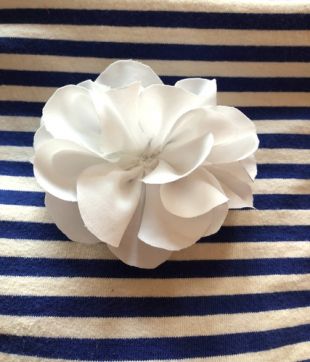 broche fleur blanche