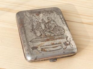 Affaire d'igarette Boîte en métal Boîte en métal Rusty étain Titulaire de cigarette Steampunk cas Man décor de grotte