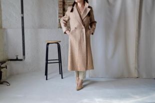 manteau minimaliste en laine à chevrons beige / long manteau en laine / manteau