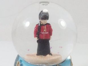 Dôme de neige eau Globe neige verre résine soldat Miniature Figurine main conçu cadeau Souvenir