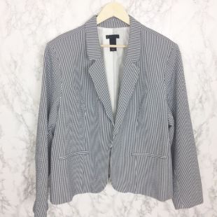 Striped Blazer in white and black