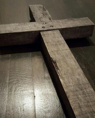 Vieille croix de Barnwood robuste avec des clous à tête carrée à la main