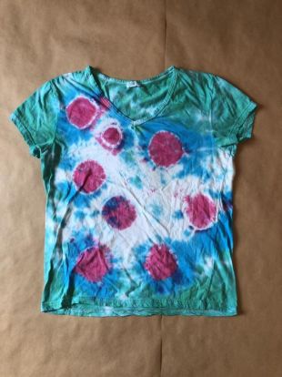 T-shirt teint à la main