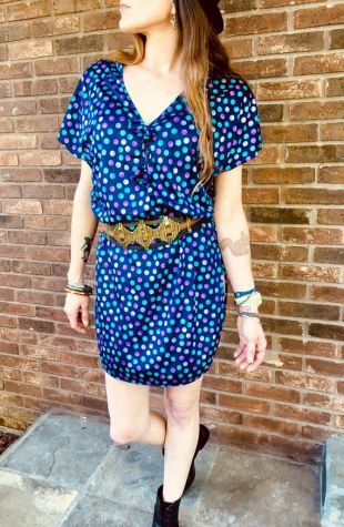 1970s Short Sleeve V Neck Polka Dot ShirtDressMD Navy Blue w Aqua, Purple and Pink Polka DotsMD Sexy Side SlitsMD Silky Soft NylonMD Taille moyenne