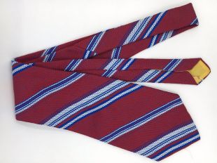 Vintage des années 1970 rouge cravate en soie Polyester avec des rayures bleues régimentaires par Danbury