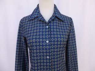 Vintage des années 70 feu Islander abstrait dot chemisier chemise M bleu marine beige noir imprimé Stretch Jersey en tricot équipé collier USA hipster Glam Garb