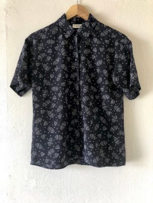 Bouton géométrique de marine de cru vers le bas la chemise à manches courtes - petit milieu de femmes