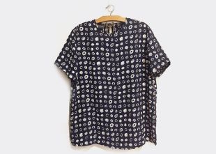 Cercle dessiné supérieur de marine Vintage womens imprimer dans le style de teinture à l’indigo - forme de crêpe de polyester - taille 10 moyen - tshirt tee - géométrique