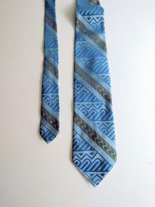 Vintage des années 70 bleu col cravate cravate large jaune moderne géométrique polyester funky rétro Montgomery Wars