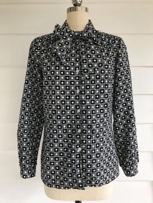 Chemisier vintage des années 1970 femmes Top chemisier chemise | Koret de Californie | Noir et blanc, imprimé géométrique, cravate, manches longues