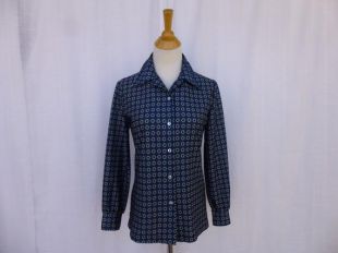 Vintage des années 70 feu Islander abstrait dot chemisier chemise M bleu marine beige noir imprimé Stretch Jersey en tricot équipé collier USA hipster Glam Garb