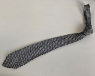1930s Marvelous Maze Necktie (fr) Vintage Mens 30s Iridescent Navy Blue et Silver Silk Jacquard Tie avec des carrés géométriques